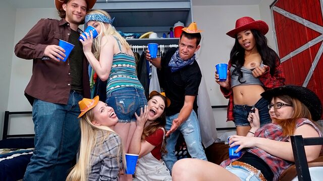 Sensual chicks Nia Nixon, Sophia Leone and Penny Hart fuck in the night