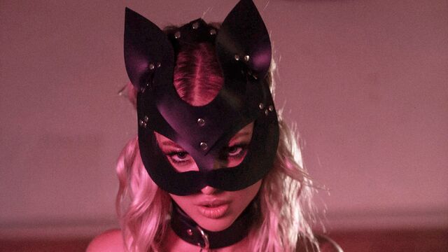 Glamorous model JennyQ reveals her impressive body shape