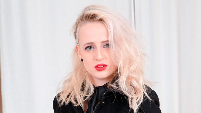 Secretary hottie Hanna Rey gets her hole rammed by a big boner