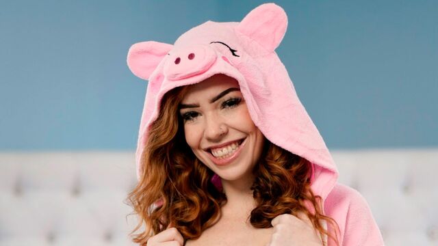 Stunning redhead model Nala Brooks gives a good blowjob