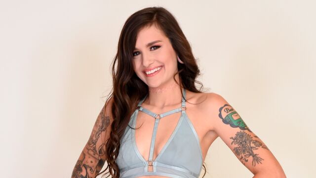 Very hot tattooed chick Luna Lovely plays with her tight hole