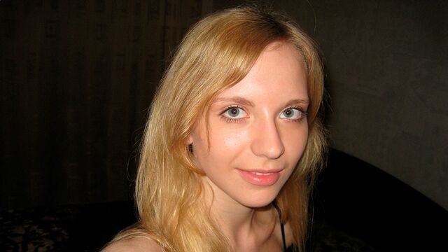 Angelic doll Christy knows how to play with her wet and tight crack