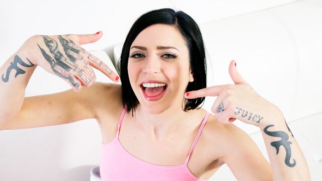 Sweetheart Stevie Foxx likes sensual sex with a big cock