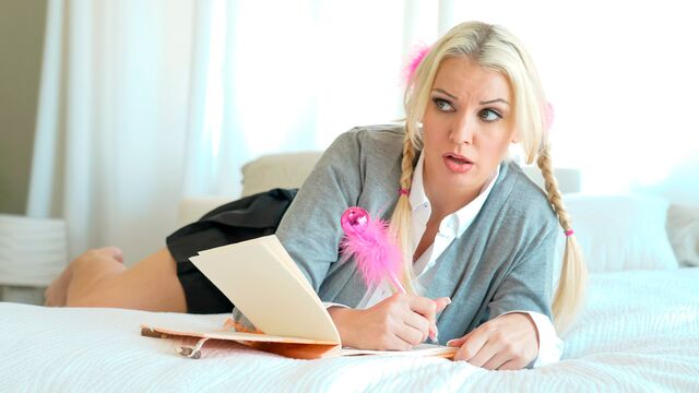 Bleached chick with round bottom Kenzie Taylor fucked in the bed