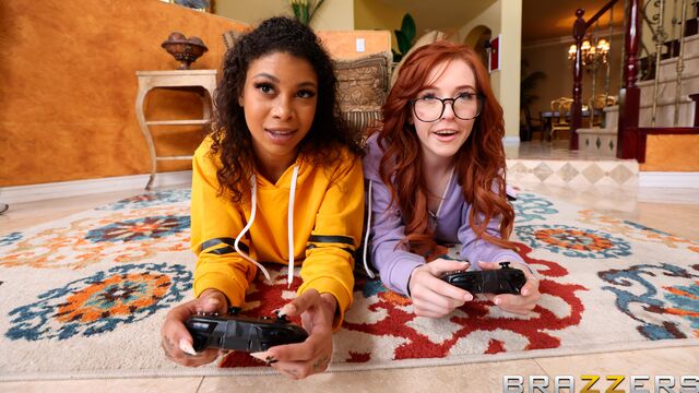 Aesthetic chicks Jeni Angel and Madi Collins have fun in the bed