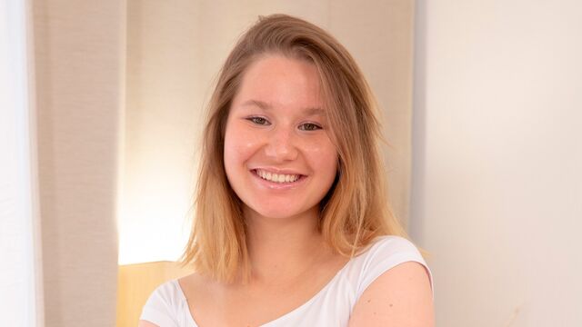 Good-looking hottie with huge boobs Amalia Davis is having a lot of fun