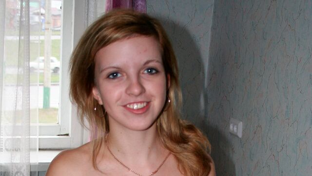 Aesthetic chick Simona is enjoying dick-riding so much