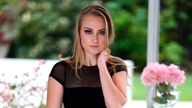 Passionate babe Sadie Blair looks good in the cowgirl pose