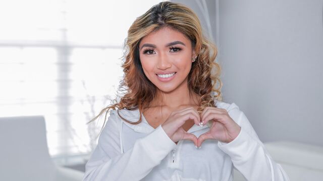 Impressive model Clara Trinity is feeling a nice penis in her crack