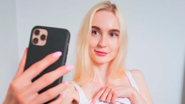 Aesthetic blonde model Shinaryen Rean is enjoying hard penetration