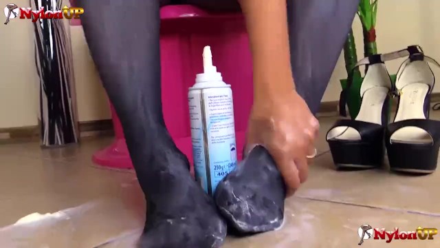 Pantyhose scene with pin-up Mora and Una from Nylon Up