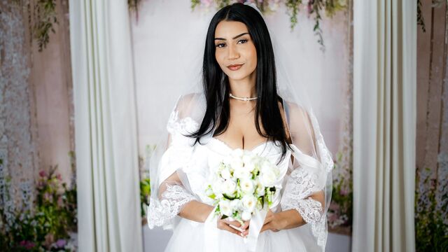 Apple-bottomed brunette Roxie Sinner rides a long sausage