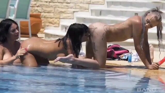 Spicy chicks Inna Innaki and Rosa Rosita have fun by the pool