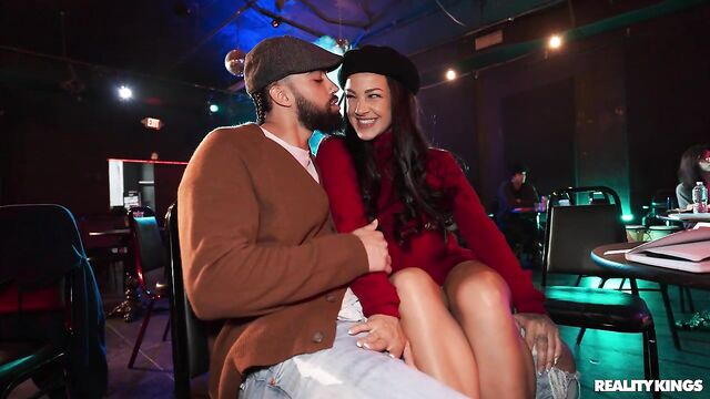 Black guy with a large wiener impaled a big-bottomed Evelin Stone