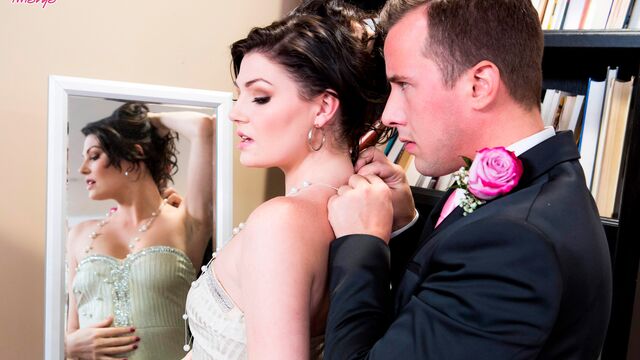 Brunette hottie Jessica Rex gets nicely impaled in the cowgirl pose