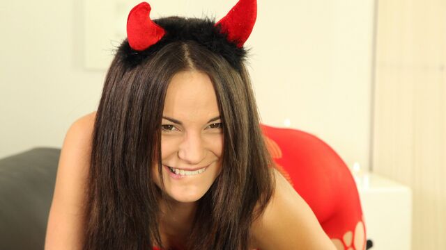 Passionate cock-sucking session with a hot brunette Quincy