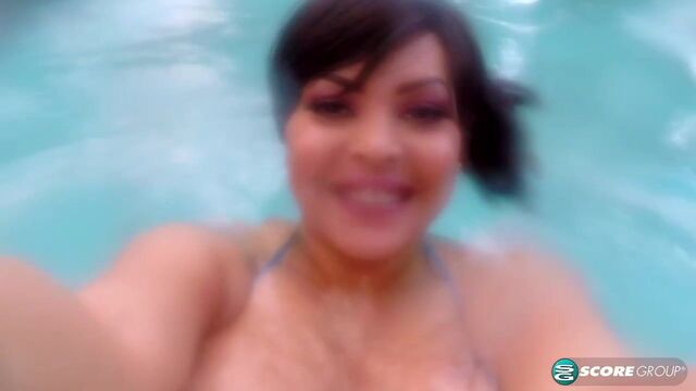 Busty hottie Cat Bangles demonstrates her gorgeous boobs