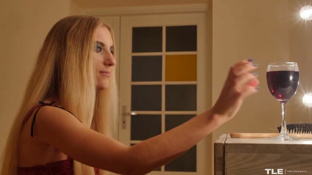 Cute-looking lady Kerry Bradshow likes intensive pound in the cowgirl pose