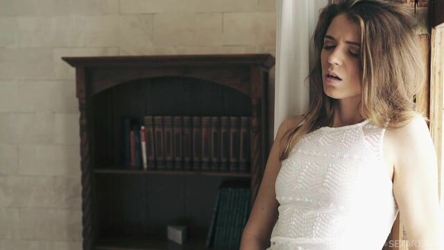 Adorable hottie Kalisy definitely likes showing her naked shape