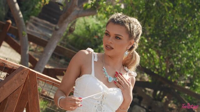 Aesthetic outdoor solo session with a blonde beauty Destiny Cruz