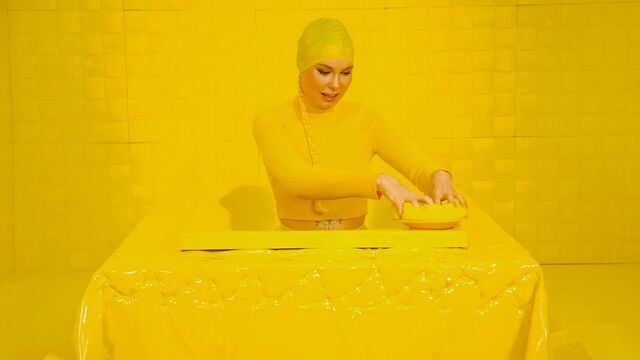 Beautiful sex in the yellow room with a nice inked babe Mimi Cica