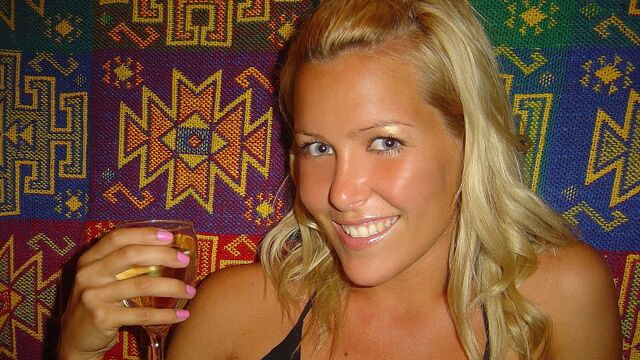 Blonde chick Sophie Moone plays with her wet boobs on the cam