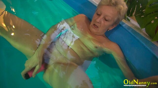 Pool masturbation session with a short-haired blonde mature Jitka