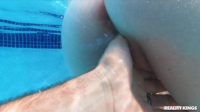 Stunning outdoor sex action with a hot-looking blonde Alicia Williams