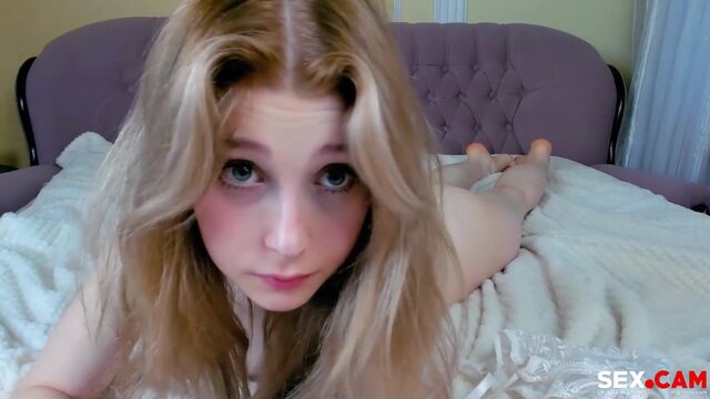 Gorgeous masturbation session on the sofa with an innocent teen