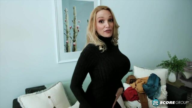 Sensual big-boobed doll Billi Bardot demonstrates her body