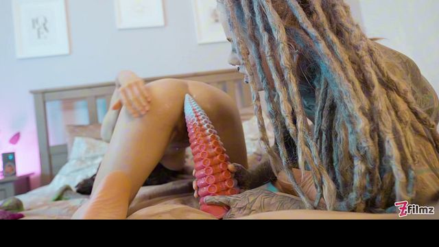 Skillful Stacy Bloom and Anuskatzz at dreadlocks action