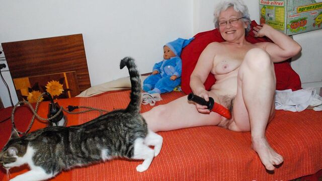 Awesome old lady Agnes sticks a pink dildo deep in her hairy pussy