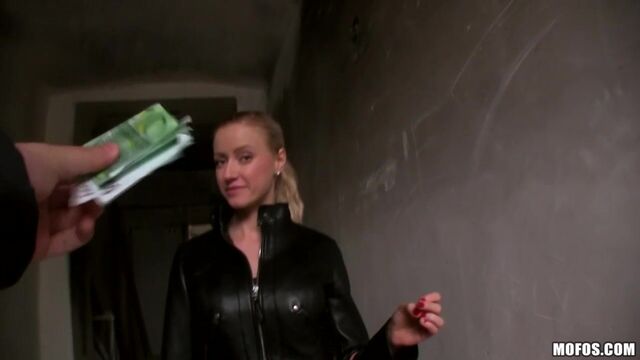 Slender model with round boobs Vicktoria Redd banged in the hotel