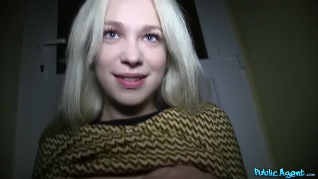 Big-tit blonde Arteya Qartel opens her pussy for money on cam