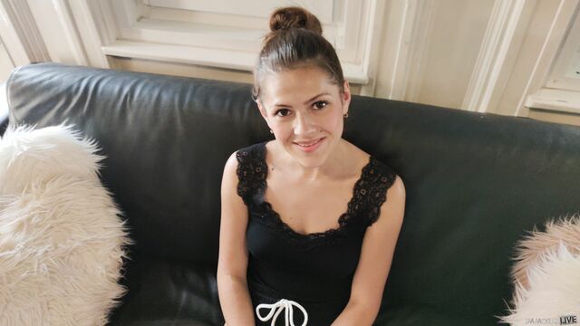 Two hotties Serina Gomez and Amy Amor have fun on the sofa