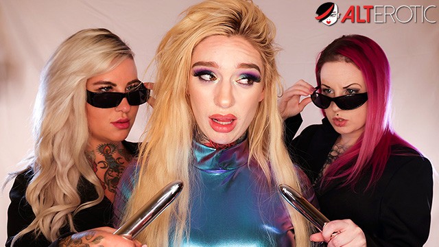 Piercings clip with hottie Lady Lazarus and Darcy Diamond from AltErotic