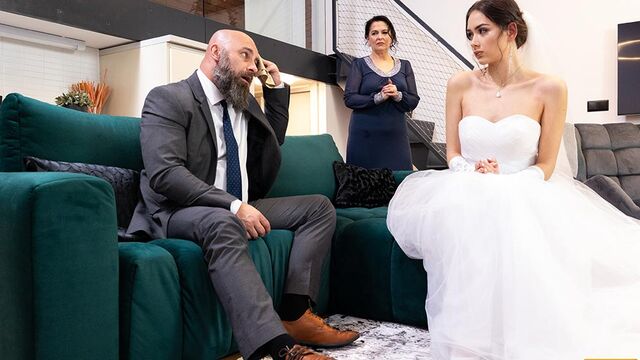 Bride with a perfect ass Vixi Rafi cheats on her hubby on the couch