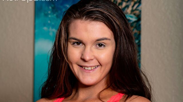 Aesthetic angel Carter Cox is enjoying touching her hungry pussy