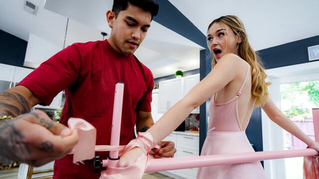 Hard fuck on the couch with a gorgeous girlfriend Della Cate