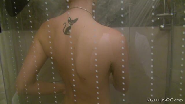 Gorgeous soapy babe Kennedy Kelly poses naked in the shower