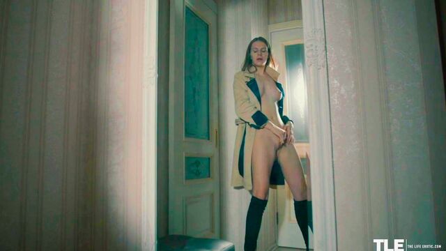 Elina De Lion plays with her greedy hole in a hot scene