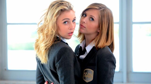 Passionate hotties Zoey Taylor and Kelly Greene have fun in the morning