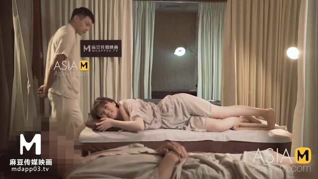 Naked Japanese babe likes slow and hot feet massage