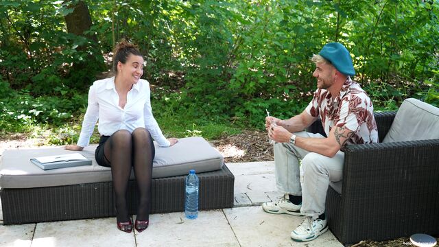 Sex in the park with a gorgeous hottie in stockings Gigi Max
