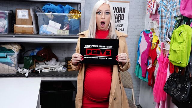 Shoplifter blonde with big booty Elana Bunnz fucks in the office