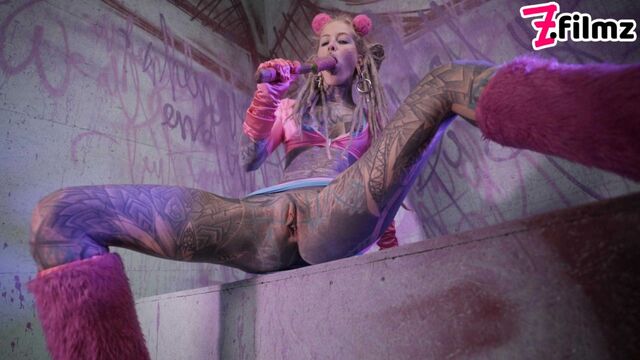 Zip crop deepthroats the wood handle of her glitter toy under purple neon