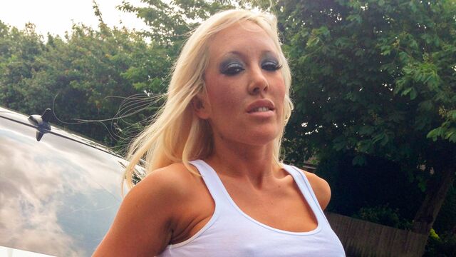 UK flashers hottie Lexi Ryder shows her naked ass outdoors