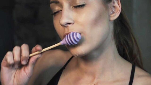 Soloing chick Raisa nicely playing with her lovely shaved crack