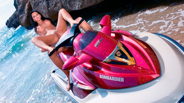 Sex under the sun with a big-bottomed brunette Cristina Bella