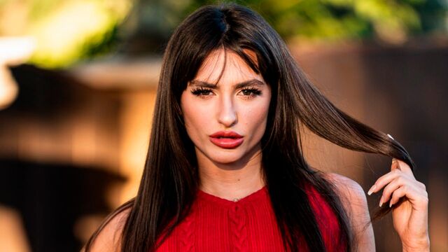 An awesome busty brunette Mia Taylor gets pleasure from intensive pound